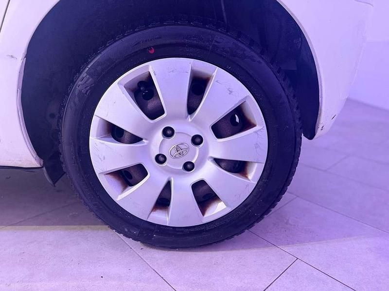 Usata Toyota Yaris 69 CV (50 kW) 2011 Bianco Berlina