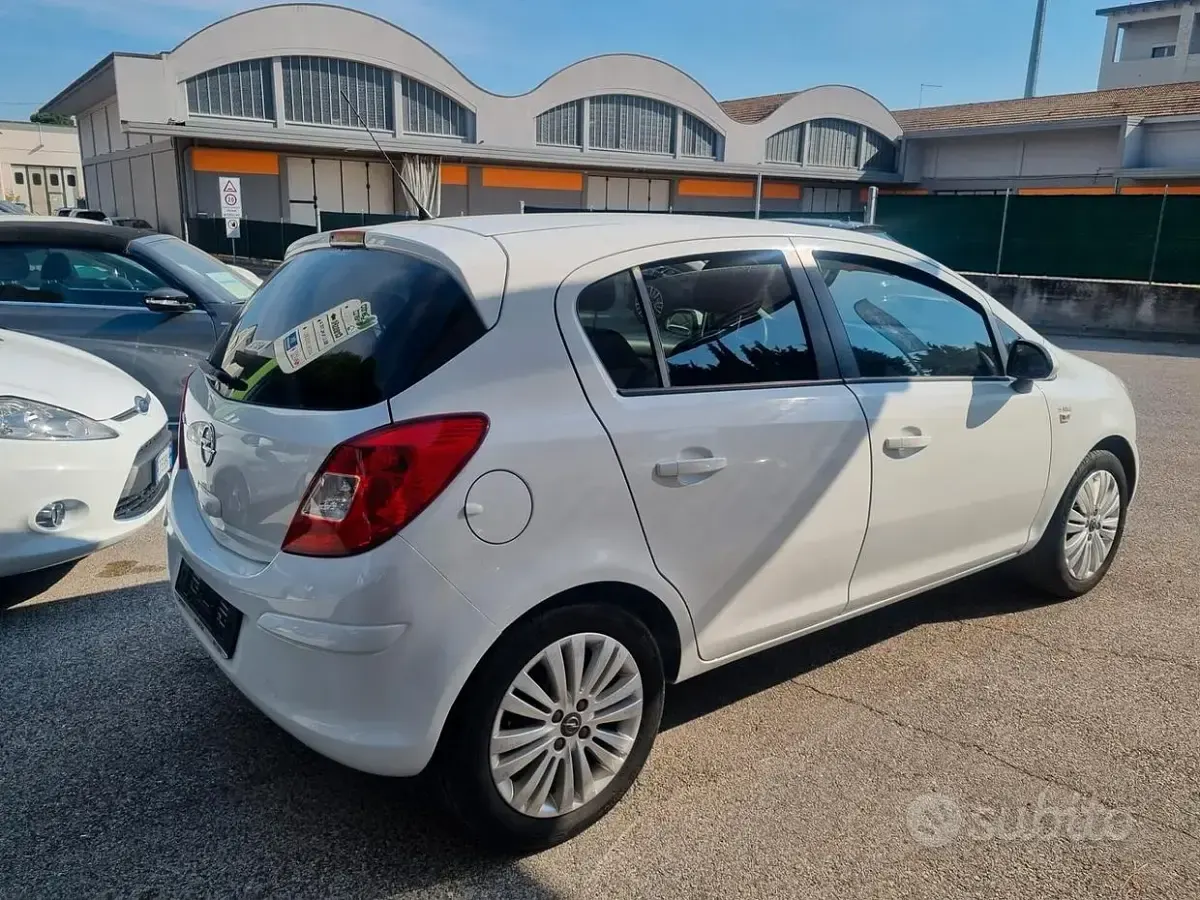Usata Opel Corsa Edition 86 CV (63 kW) 2014 Bianco Utilitaria