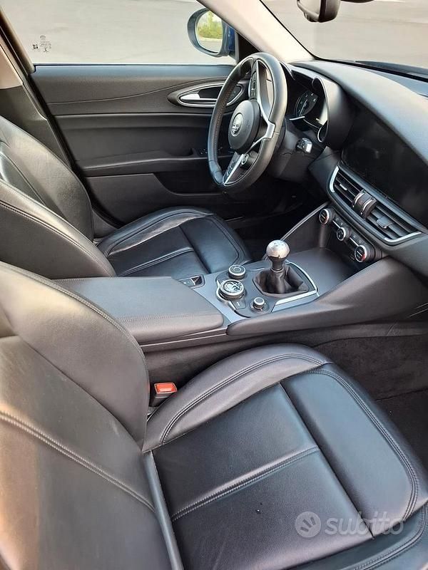 Usata Alfa Romeo Giulia 136 CV (100 kW) 2017 Blu Berlina