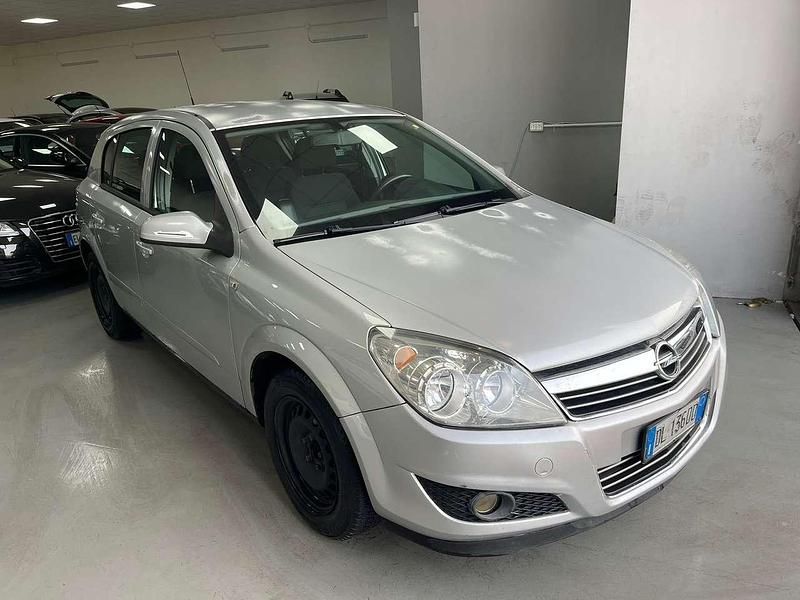 Usata Opel Astra Cosmo 116 CV (85 kW) 2007 Argento Berlina