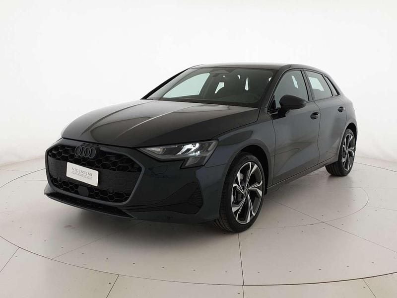 Grigio manhattan metallizzato Nuova 2025 Audi A3 Advanced Tre volumi | 40.600 € (Buon prezzo) - Immagine 1/4