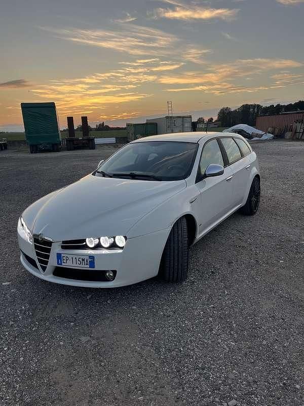 Bianco Usata 2012 Alfa Romeo 159 Distinctive Station wagon | 7700 € (Molto cara) - Immagine 1/4