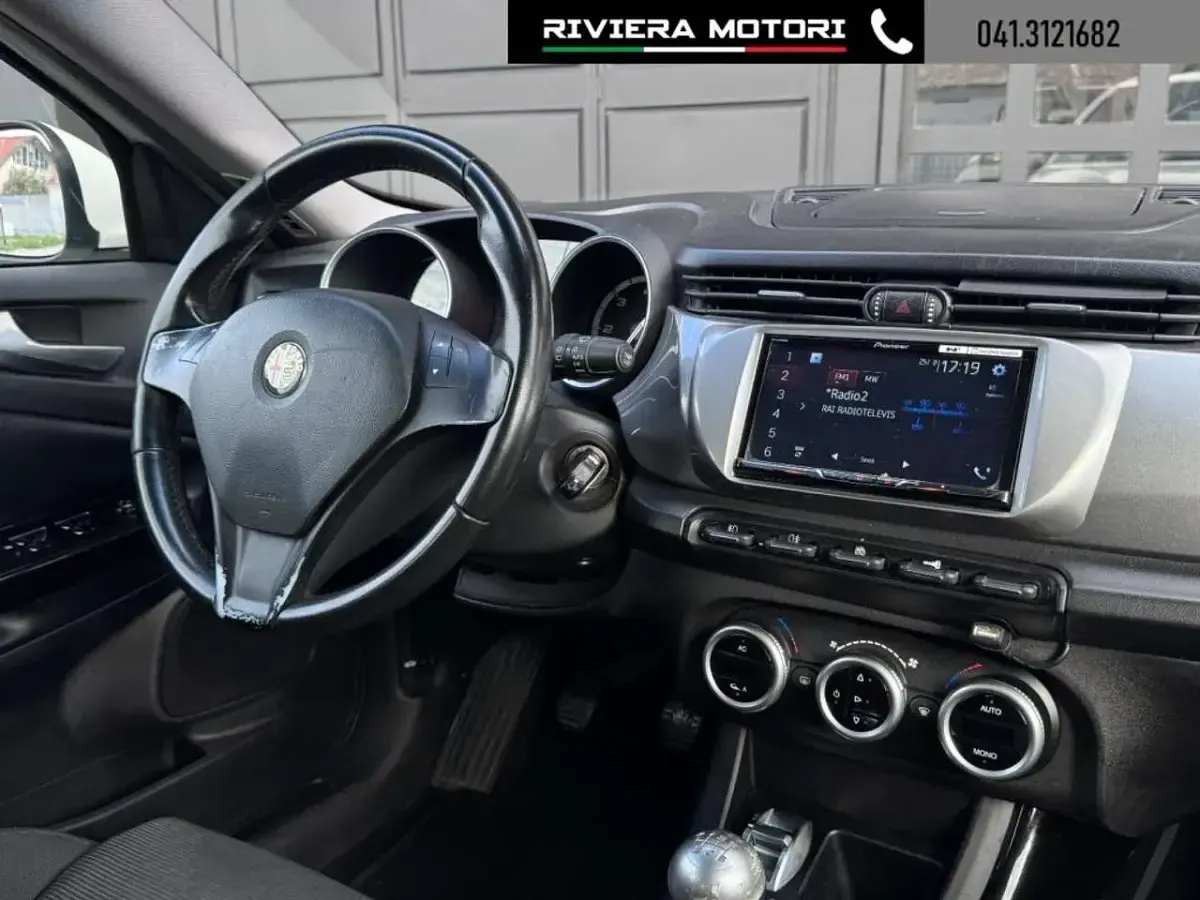 Usata Alfa Romeo Giulietta Distinctive 140 CV (102 kW) 2012 Bianco Utilitaria