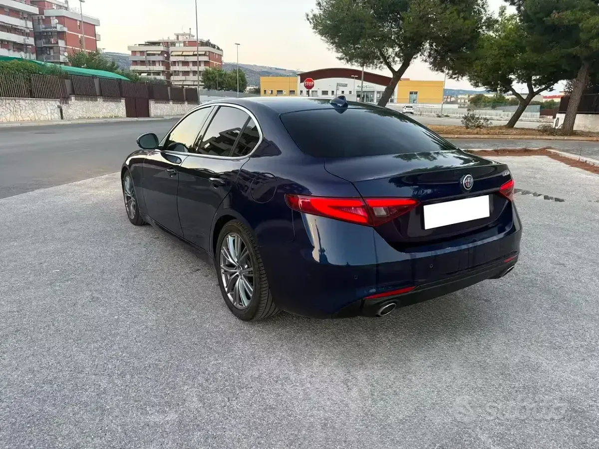Usata Alfa Romeo Giulia 180 CV (132 kW) 2017 Bluazzurro Berlina