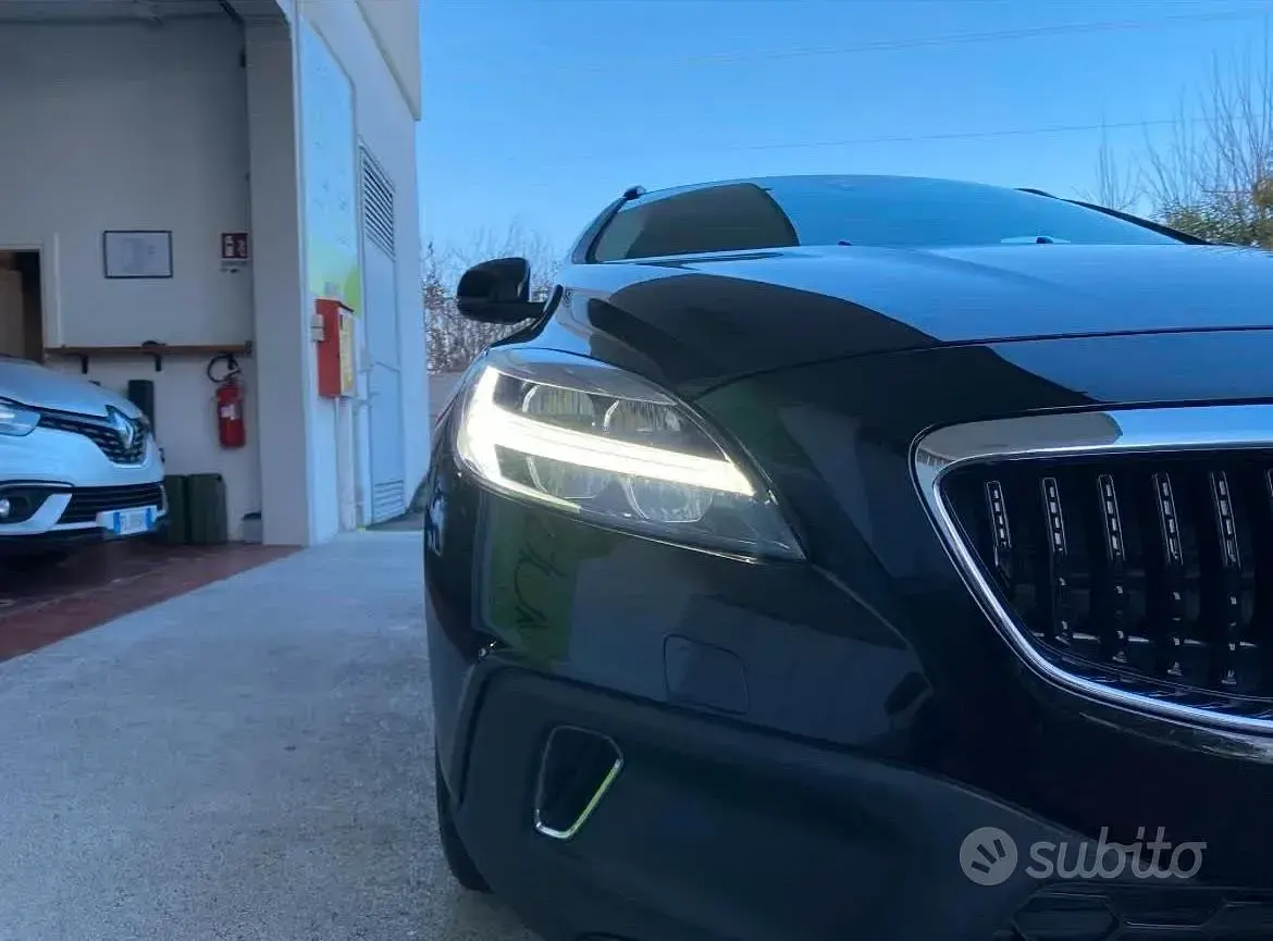 Usata Volvo V40 CC 120 CV (88 kW) 2018 Nero Station wagon