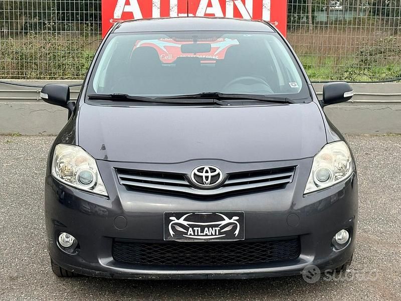 Usata Toyota Auris Active 99 CV (72 kW) 2011 Grigio Utilitaria