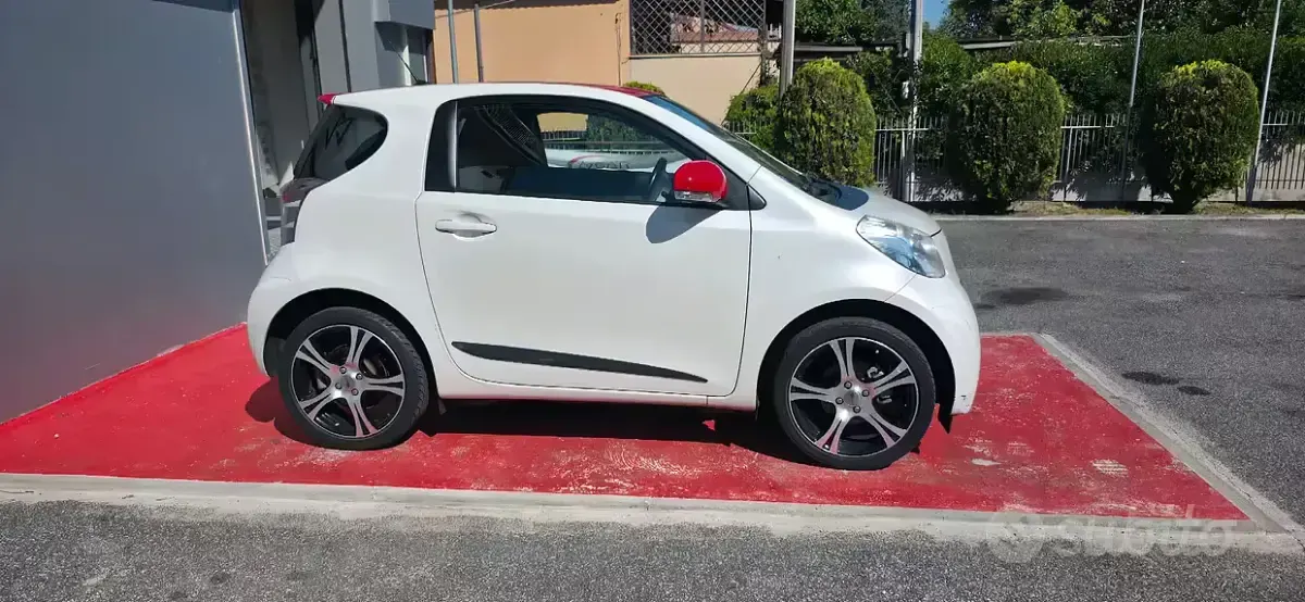 Usata Toyota iQ Lounge 68 CV (50 kW) 2011 Bianco Utilitaria