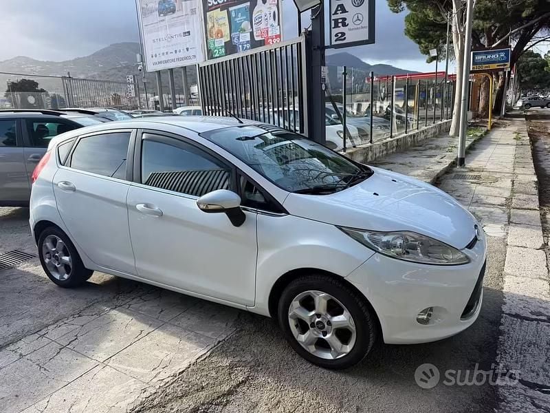 Usata Ford Fiesta 96 CV (70 kW) 2010 Bianco Utilitaria