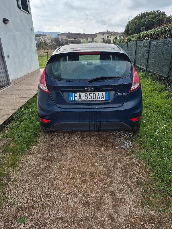 Usata Ford Fiesta 60 CV (44 kW) 2015 Blu Berlina