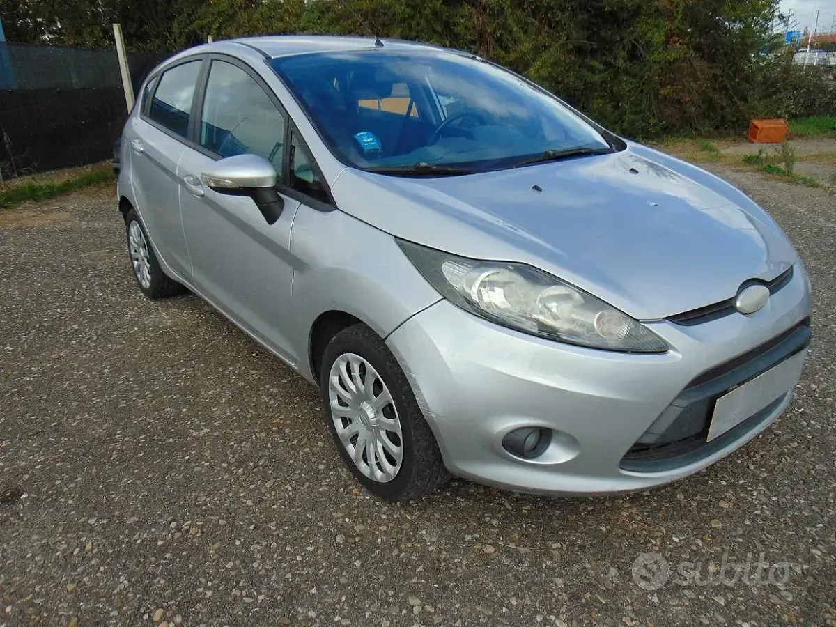 Usata Ford Fiesta 73 CV (53 kW) 2010 Grigio Berlina