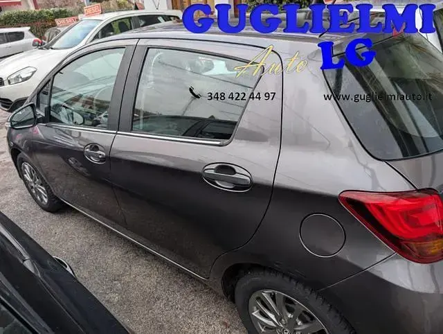 Usata Toyota Yaris Active 69 CV (50 kW) 2017 Grigio Berlina