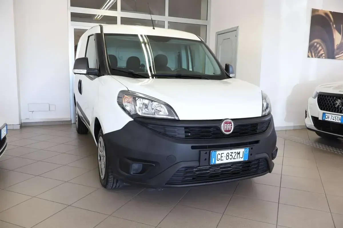 Usata Fiat Doblò Lounge 105 CV (77 kW) 2021 Bianco Monovolume