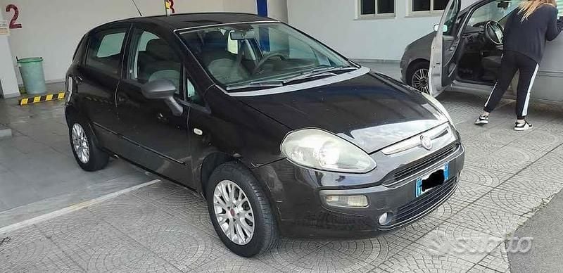 Usata Fiat Punto 77 CV (56 kW) 2011 Nero Utilitaria