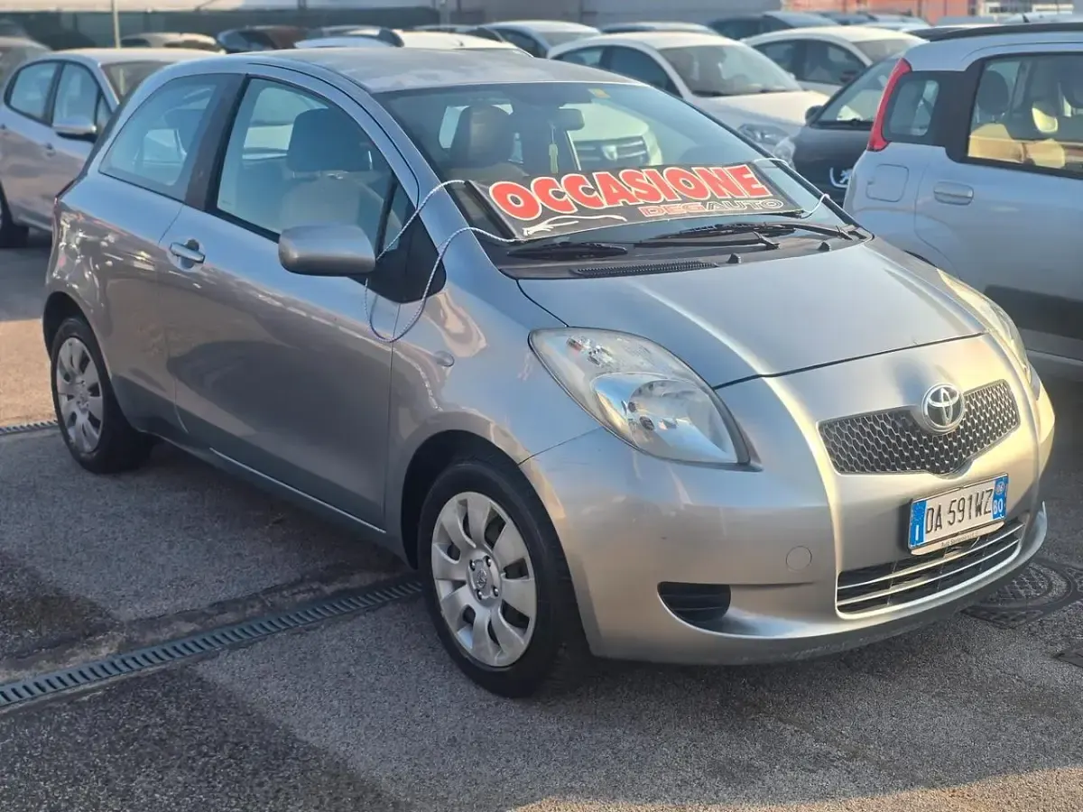 Usata Toyota Yaris Sol 69 CV (50 kW) 2007 Grigio Utilitaria