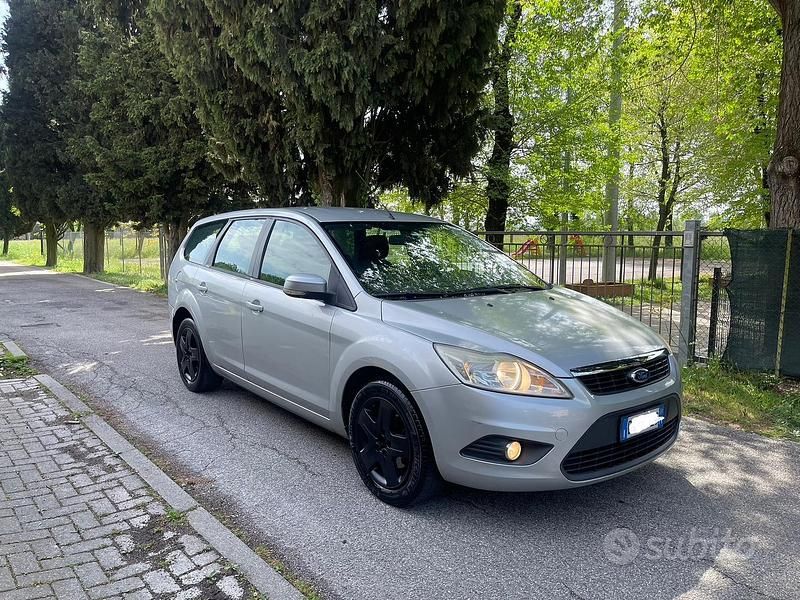 Usata Ford Focus Style 90 CV (66 kW) 2010 Grigio Station wagon