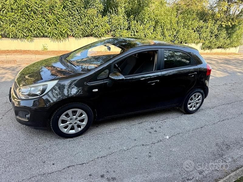Usata Kia Rio 84 CV (61 kW) 2015 Nero Berlina