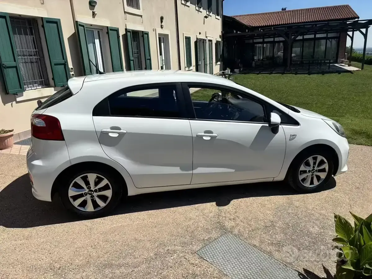 Käytetty Kia Rio 75 HP (55 kW) 2015 Valkoinen Sedan