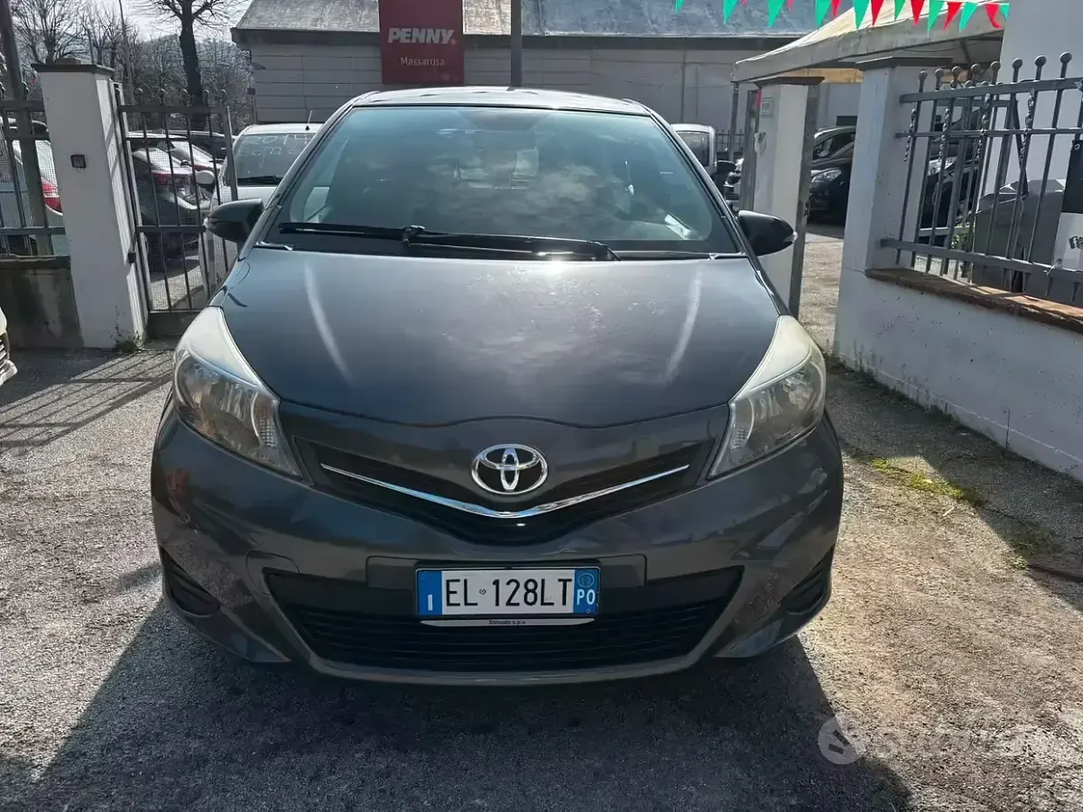 Usata Toyota Yaris Active 69 CV (50 kW) 2012 Grigio Utilitaria