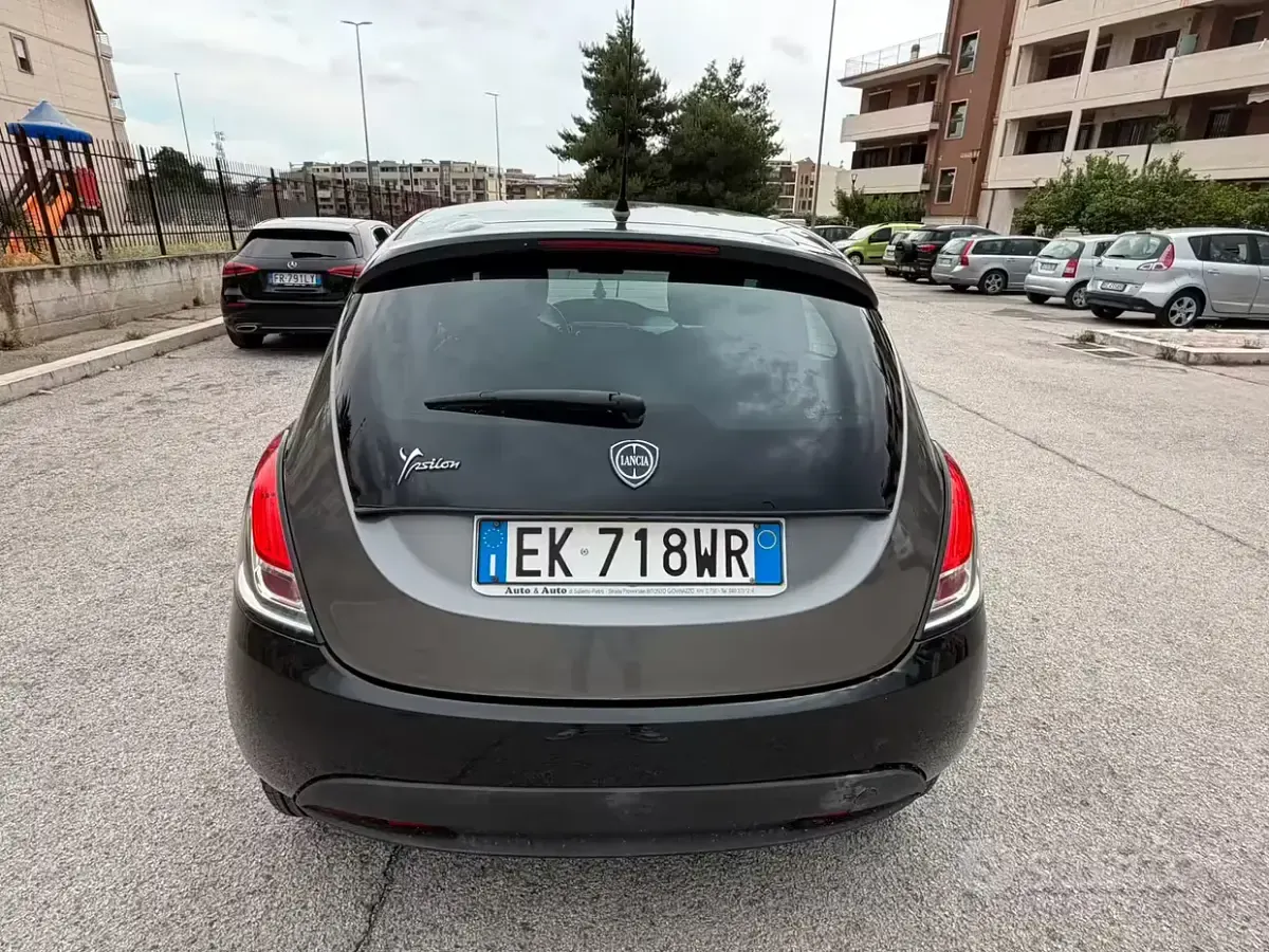 Usata Lancia Ypsilon 95 CV (69 kW) 2012 Nero Utilitaria