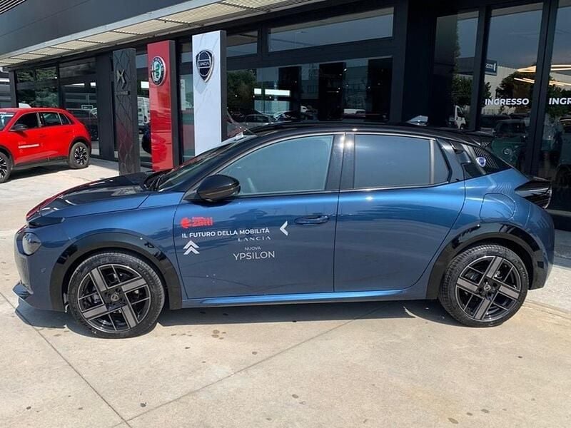 Usata Lancia Ypsilon 114 kW (156 CV) 2024 Blu lancia tetto nero Utilitaria