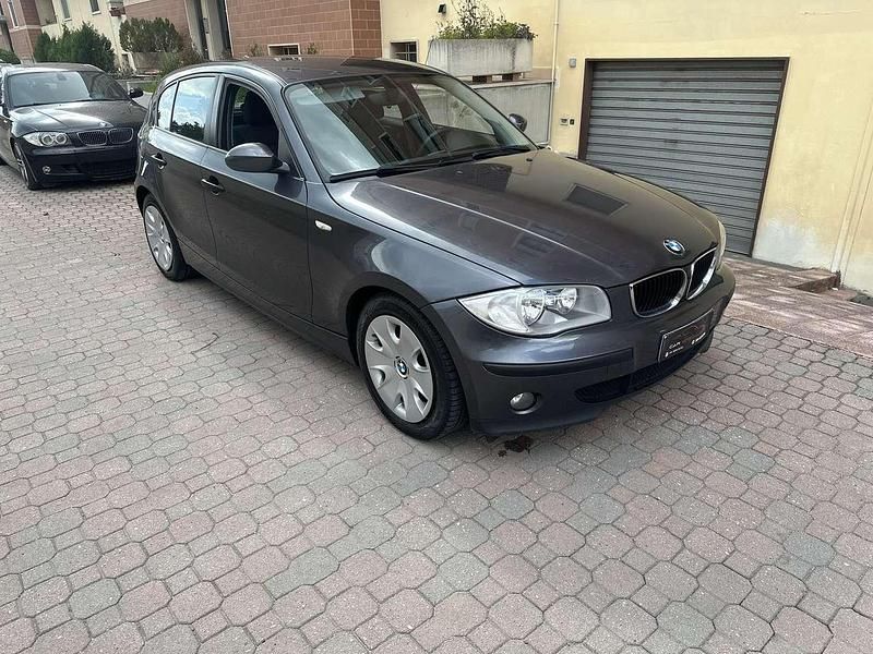 Usata BMW 118 122 CV (89 kW) 2006 Grigio Utilitaria