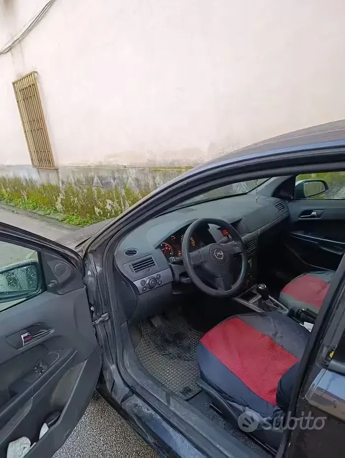 Usata Opel Astra 101 CV (74 kW) 2007 Nero Utilitaria