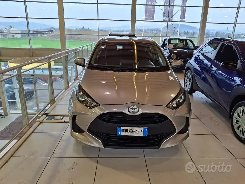 Usata Toyota Yaris Hybrid Active 92 CV (67 kW) 2024 Grigio Berlina