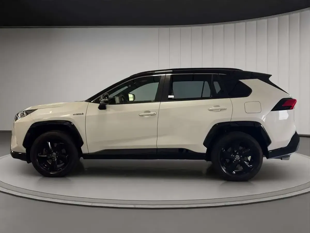 Usata Toyota RAV4 Hybrid Style 222 CV (163 kW) 2022 White pearl & deep black metallic SUV
