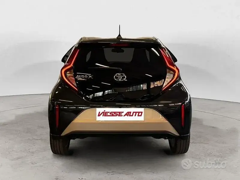 Usata Toyota Aygo X Trend 72 CV (52 kW) 2022 Oro SUV