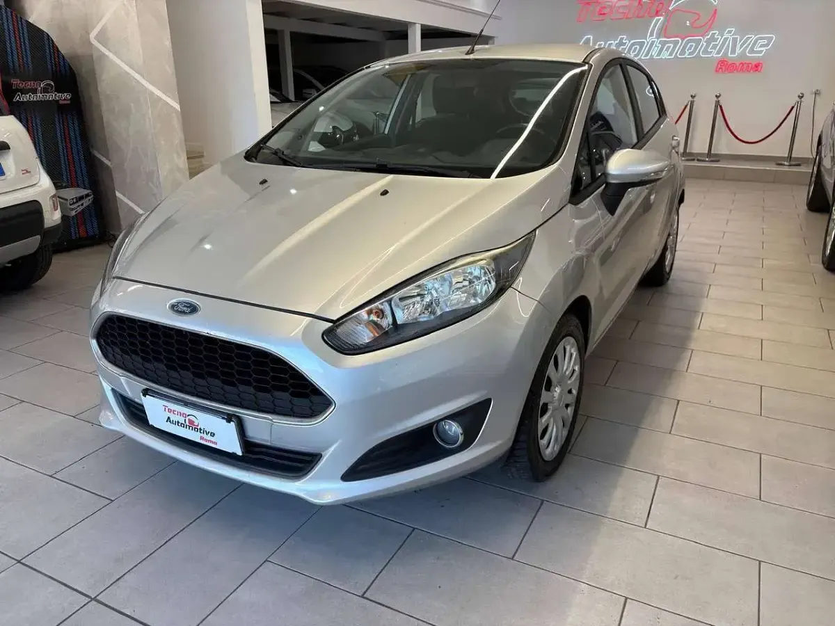 Usata Ford Fiesta 75 CV (55 kW) 2016 Argento metallizzato Utilitaria