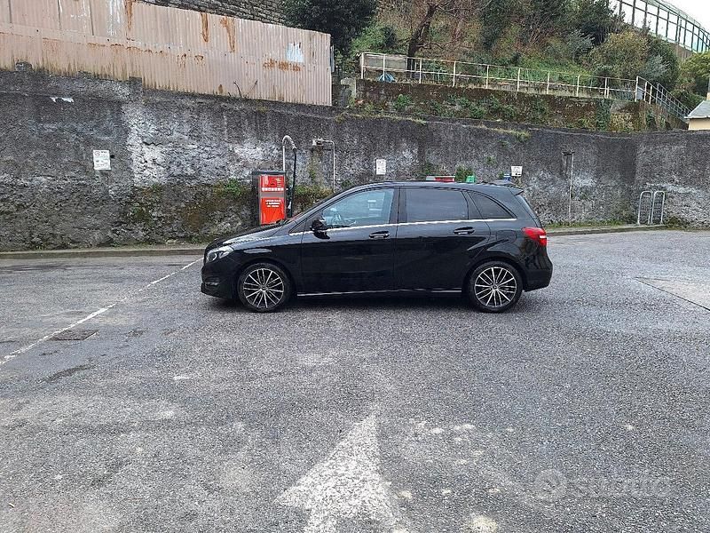 Usata Mercedes B180 109 CV (80 kW) 2018 Nero Monovolume