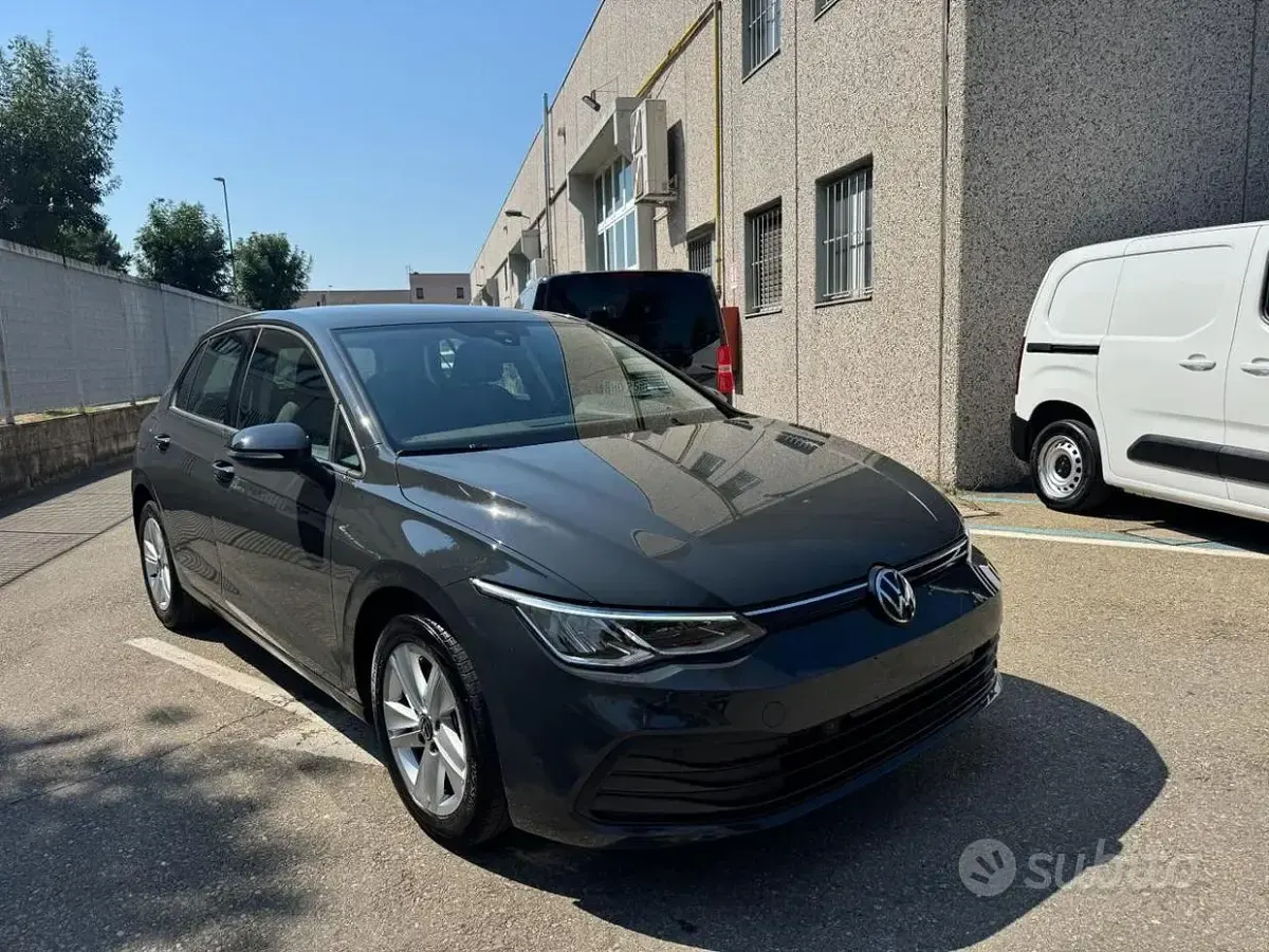 Usata VW Golf VIII Life 116 CV (85 kW) 2024 Grigio pastello Berlina