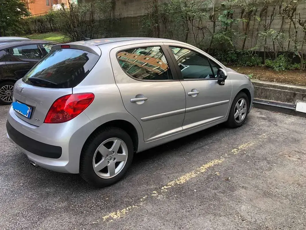 Usata Peugeot 207 95 CV (69 kW) 2009 Argento Berlina