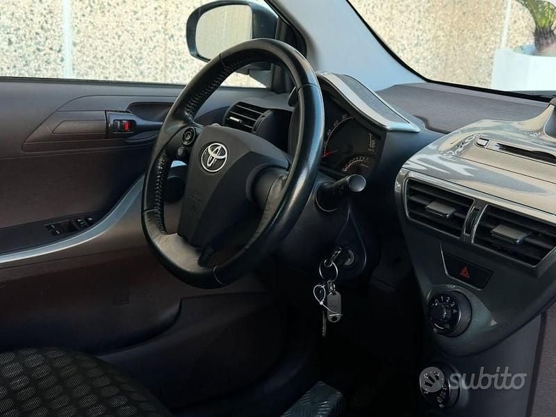 Usata Toyota iQ 67 CV (49 kW) 2009 Bianco Utilitaria