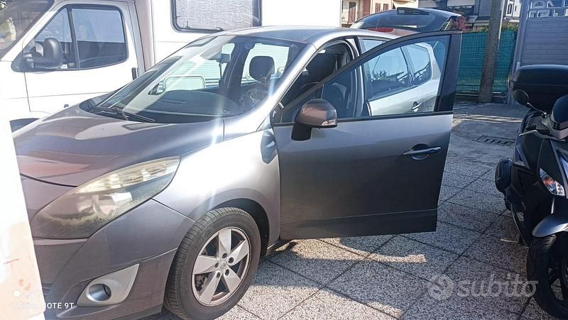 Grigio Usata 2009 Renault Scénic Monovolume | 2200 € - Immagine 1/4