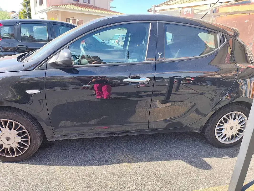 Usata Lancia Ypsilon Silver 95 CV (69 kW) 2017 Nero Utilitaria