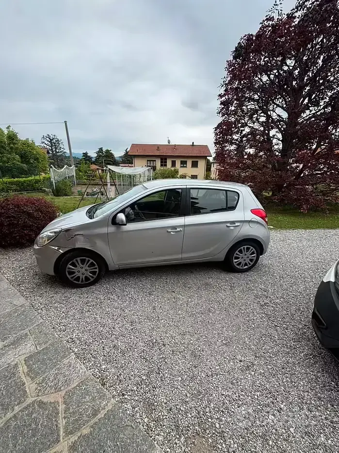 Usado Hyundai i20 78 HP (57 kW) 2010 Cinzento Citadino