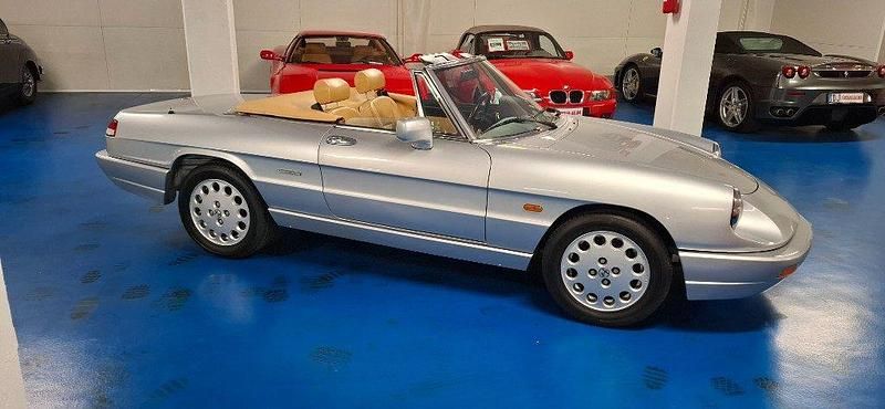 Begagnad Alfa Romeo Spider 122 HK (89 kW) 1992 Silver Cab