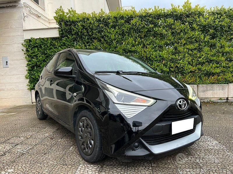 Usata Toyota Aygo Connect Style 72 CV (52 kW) 2020 Nero Utilitaria