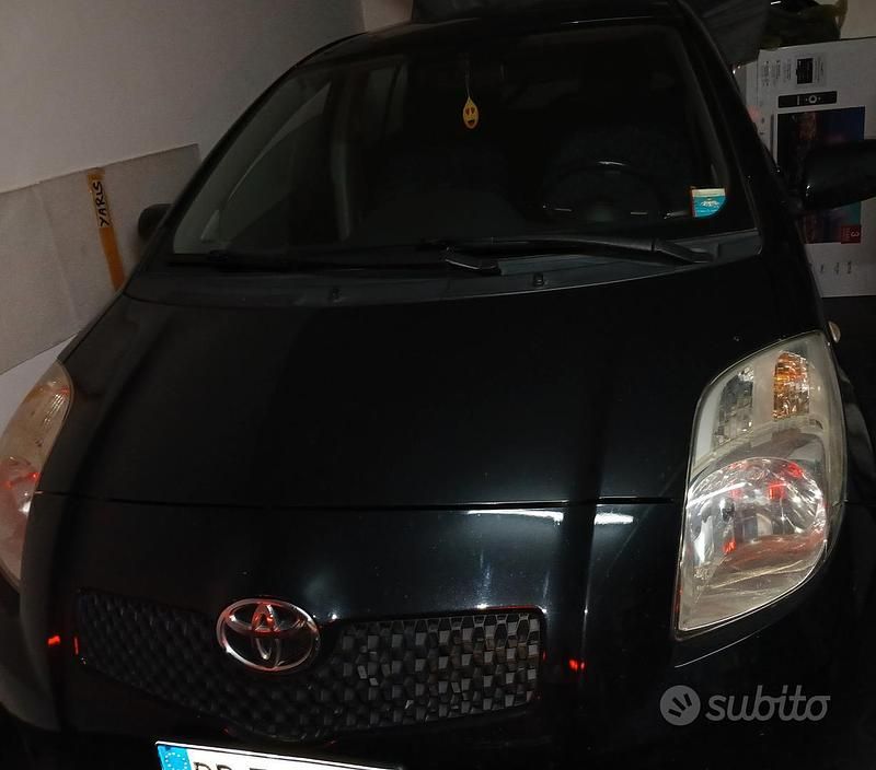 Usata Toyota Yaris 90 CV (66 kW) 2006 Nero Utilitaria