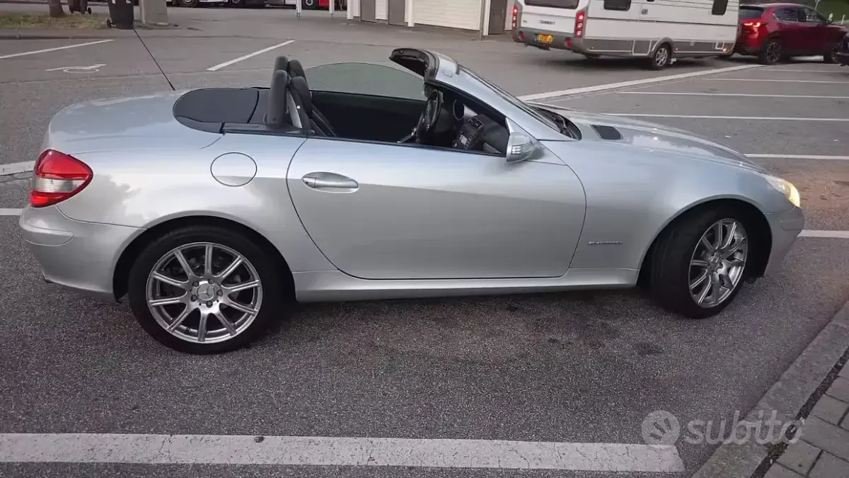 Nuova Mercedes SLK200 184 CV (135 kW) 2026 Grigio Cabrio