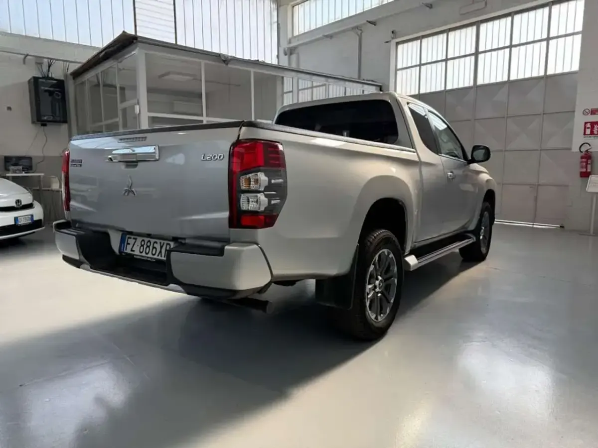 Usata Mitsubishi L200 Select 150 CV (110 kW) 2020 Argento Pick-up