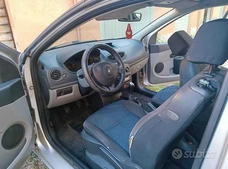 Usata Renault Clio II 58 CV (42 kW) 2006 Grigio Utilitaria