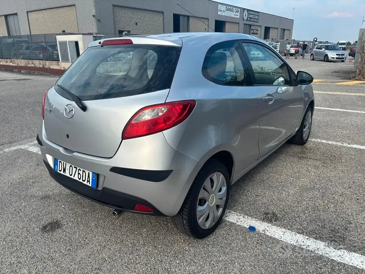 Usata Mazda 2 75 CV (55 kW) 2009 Grigio Utilitaria