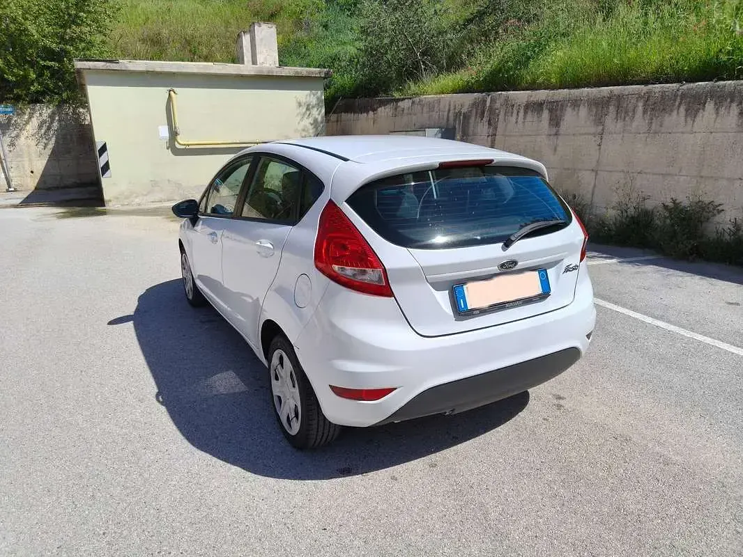 Usata Ford Fiesta Titanium 95 CV (69 kW) 2011 Bianco Berlina