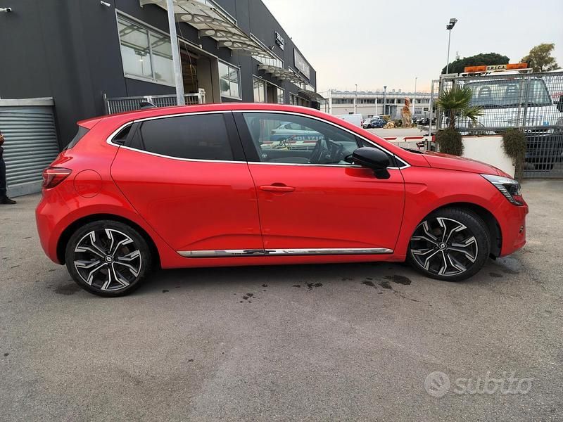 Usata Renault Clio V Techno 101 CV (74 kW) 2023 Rosso Utilitaria