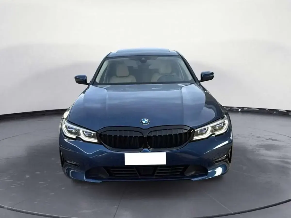 Usata BMW 330 Luxury Line 286 CV (210 kW) 2021 Tanzanite blue metallic Berlina