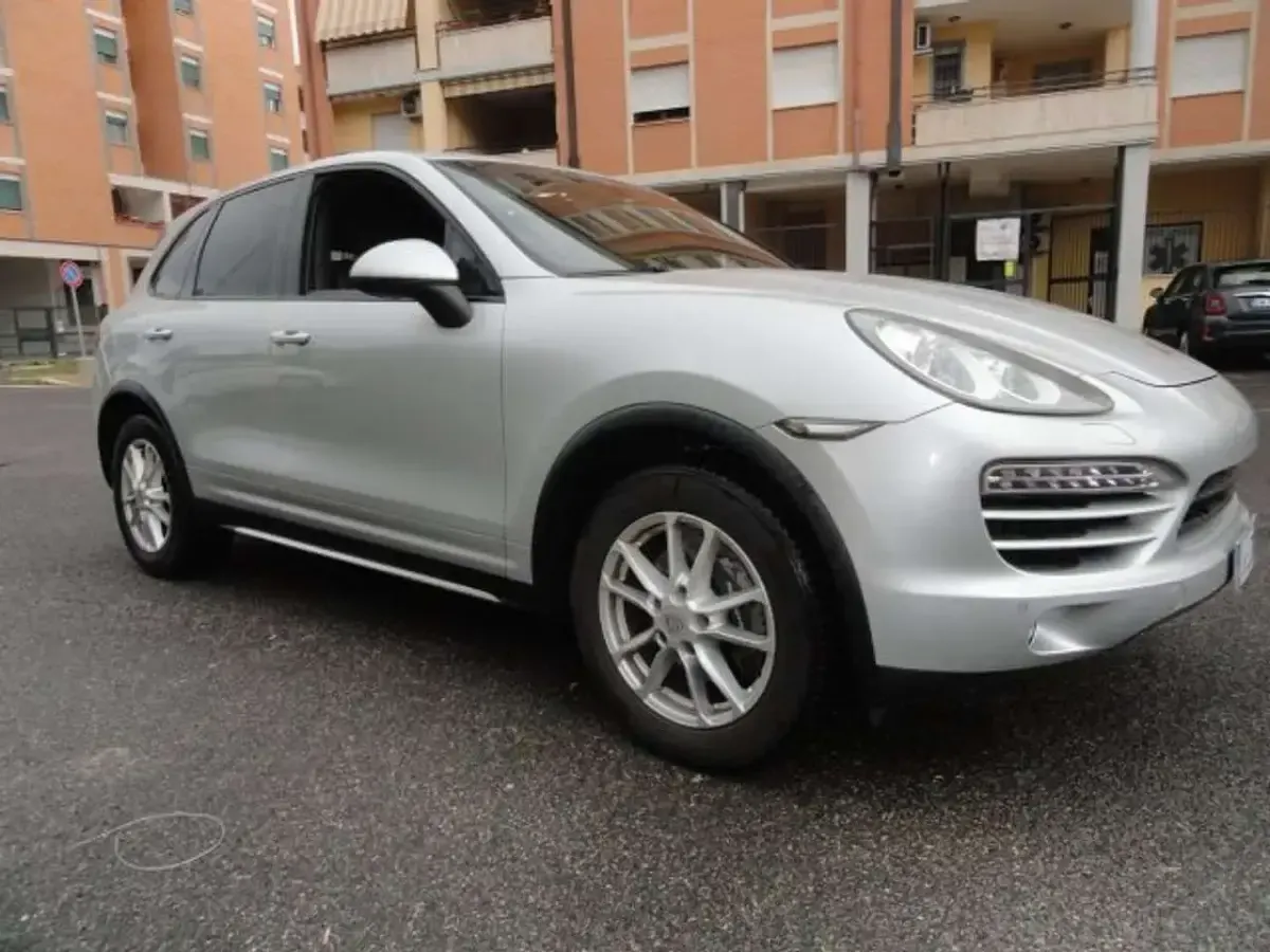 Usata Porsche Cayenne 245 CV (180 kW) 2012 Argento silver SUV