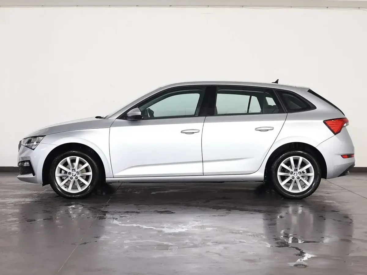 Usata Skoda Scala Ambition 110 CV (80 kW) 2022 Argento brillante Utilitaria