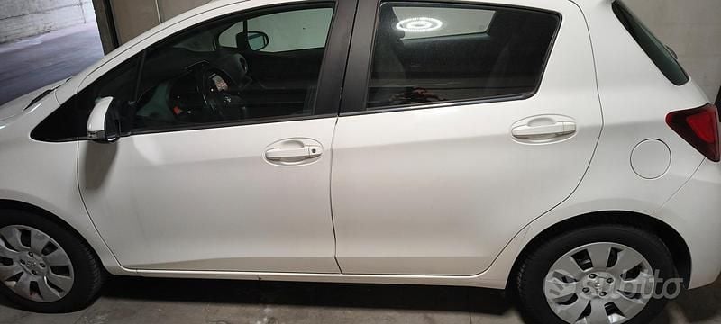 Usata Toyota Yaris 90 CV (66 kW) 2015 Bianco Utilitaria